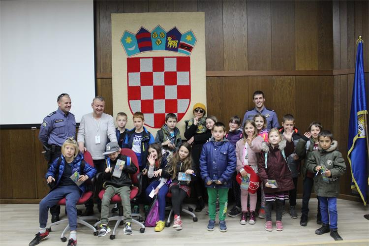 Slika /2019/oš stoja13.JPG